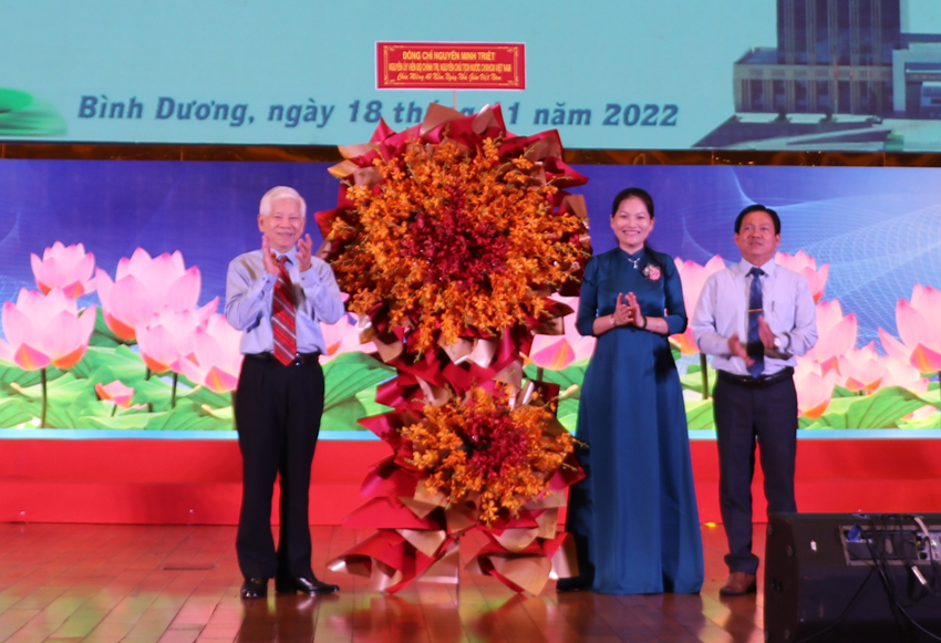 Đồng chí Nguyễn Minh Triết, Nguyên Chủ tịch nước tặng hoa chúc mừng ngành GD-ĐT tỉnh.